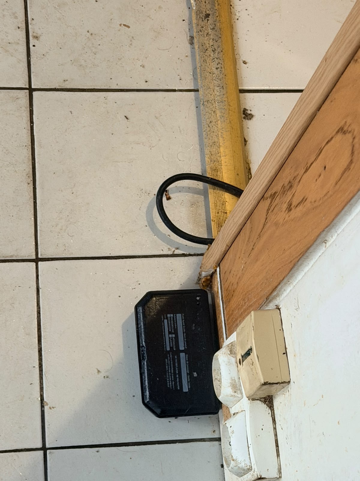 Boîtier de traitement au pied d’une cloison