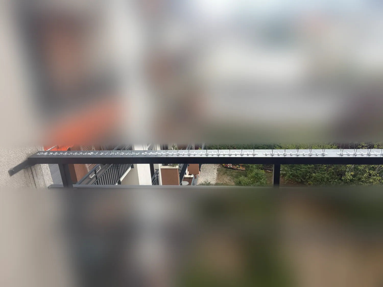 Rangée de pics anti-pigeons sur l'ensemble d'un garde-corps