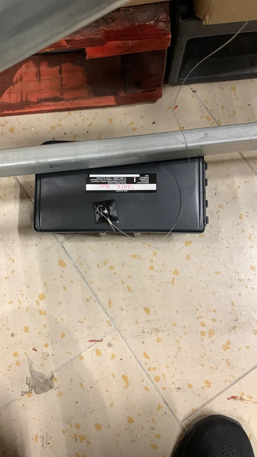 Boîtier de dératisation disposé à proximité de palettes