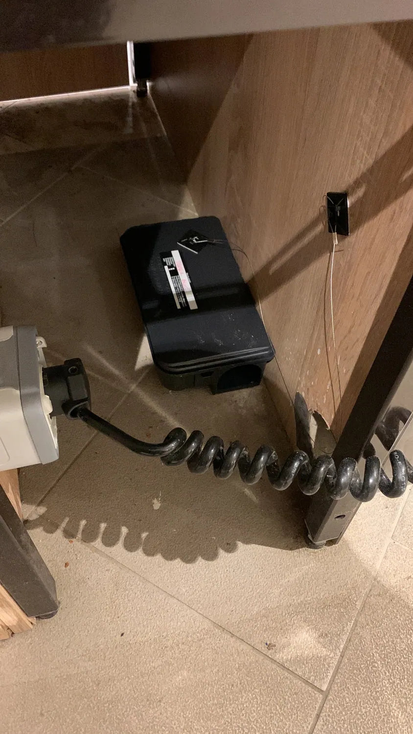 Poste fermé de contrôle des rongeurs sous du mobilier