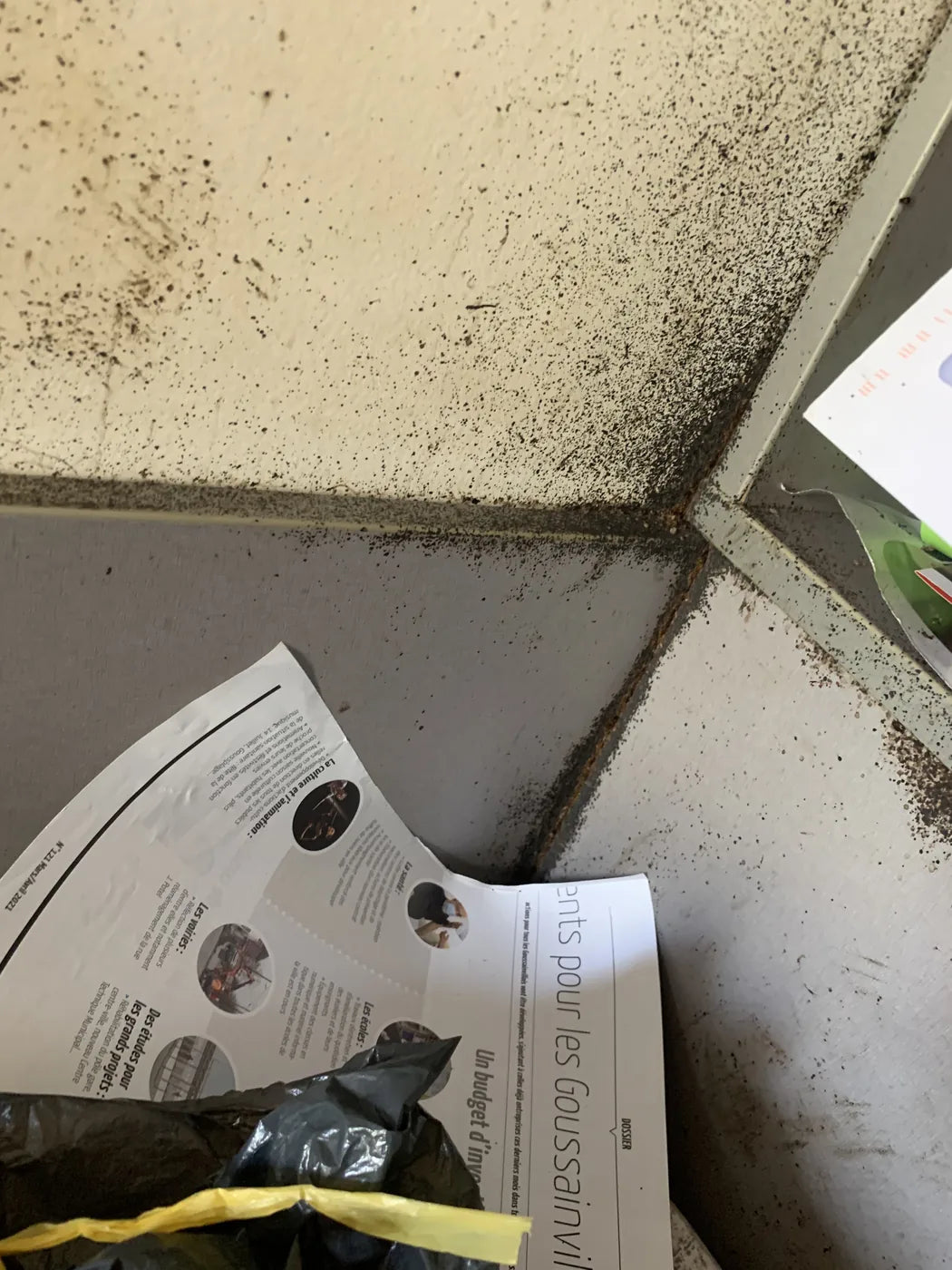 Marques sombres proches d’une jonction de matériaux