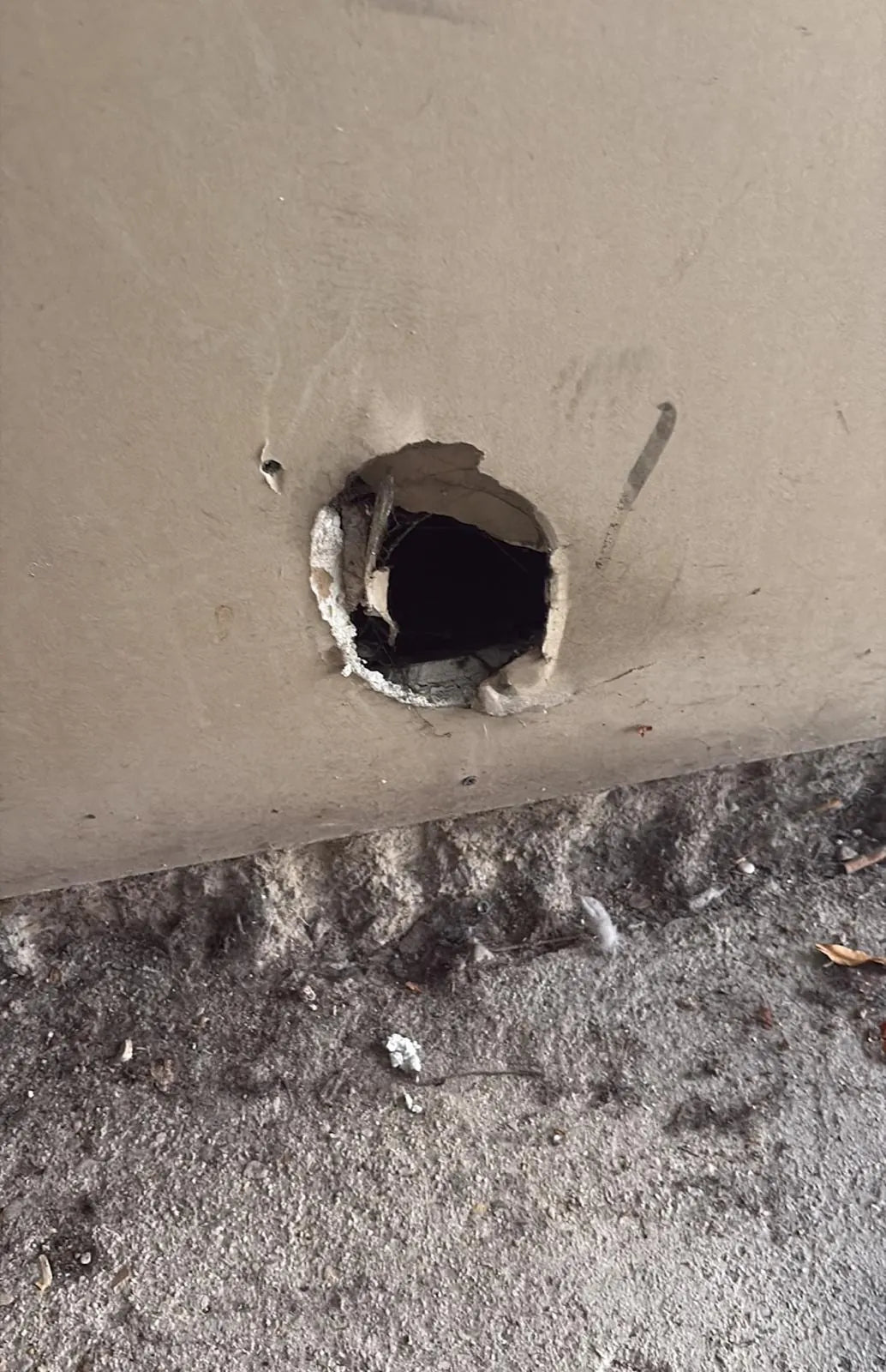 Ouverture circulaire au bas d’un mur